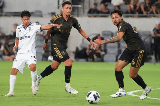 Mathieu Choinière (R) of Los Angeles FC vies for the ball with Álex Alcalá (L) of Querétaro during a Leagues Cup match between Los Angeles FC and Querétaro at BMO Stadium in Los Angeles, United States, 12 August 2026. Leagues Cup: Los Angeles FC vs Querétaro !ACHTUNG: NUR REDAKTIONELLE NUTZUNG!  Copyright: xOmarxAlonsox AMDEP708 20260813-55021131992_1