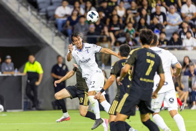 August 12, 2026, Los Angeles, California, USA: Club Quero taro defender Daniel Parra (27) heads the ball against the Los Angeles FC during a Leagues Club soccer match on Wednesday, Aug. 12, 2026 in Los Angeles. Leagues Club 2026: LAFC Vs Club Quero Taro  - ZUMAc68_ 20260812_zaf_c68_017 Copyright: xRingoxChiux