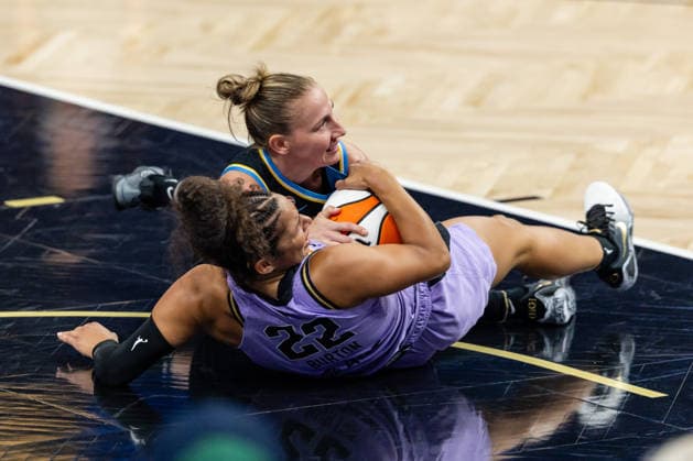 SAN FRANCISCO, CA - AUGUST 12: Courtney Vandersloot 22 of the Chicago Sky and Veronica Burton 22 of the Golden State Valkyries hold a jump ball during a WNBA, Basketball Damen, USA game on August 12, 2026 at Chase Center in San Francisco, CA. (Photo by Matthew Huang Icon Sportswire) WNBA: AUG 12 Chicago Sky at Golden State Valkyries EDITORIAL USE ONLY Icon260812010