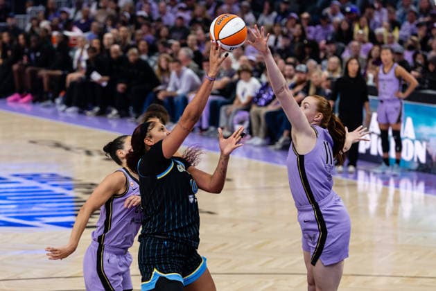 SAN FRANCISCO, CA - AUGUST 12: Kamilla Cardoso 10 of the Chicago Sky gets fouled by Ashten Prechtel 11 of the Golden State Valkyries during a WNBA, Basketball Damen, USA game on August 12, 2026 at Chase Center in San Francisco, CA. (Photo by Matthew Huang Icon Sportswire) WNBA: AUG 12 Chicago Sky at Golden State Valkyries EDITORIAL USE ONLY Icon260812014