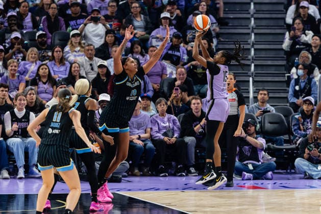 SAN FRANCISCO, CA - AUGUST 12: Tiffany Hayes 15 of the Golden State Valkyries scores against Kamilla Cardoso 10 of the Chicago Sky during a WNBA, Basketball Damen, USA game on August 12, 2026 at Chase Center in San Francisco, CA. (Photo by Matthew Huang Icon Sportswire) WNBA: AUG 12 Chicago Sky at Golden State Valkyries EDITORIAL USE ONLY Icon260812015