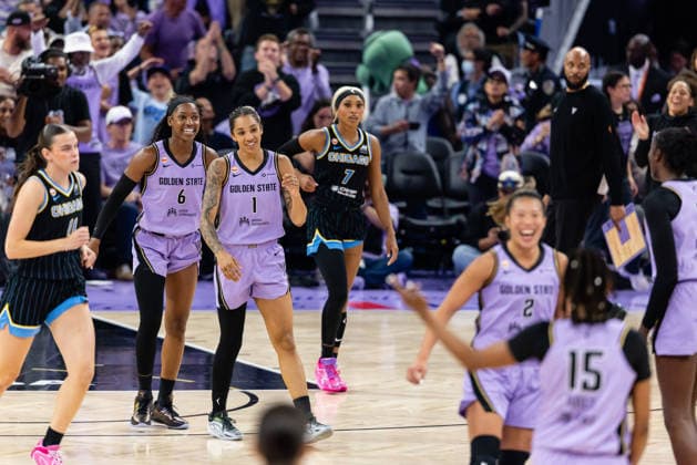 SAN FRANCISCO, CA - AUGUST 12: Kaila Charles 6 and Gabby Williams 1 of the Golden State Valkyries smile during a timeout during a WNBA, Basketball Damen, USA game against the Chicago Sky on August 12, 2026 at Chase Center in San Francisco, CA. (Photo by Matthew Huang Icon Sportswire) WNBA: AUG 12 Chicago Sky at Golden State Valkyries EDITORIAL USE ONLY Icon260812021