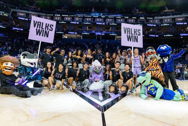 SAN FRANCISCO, CA - AUGUST 12: Bay Area mascots (San Francisco 49er™s Sourdough Sam, San Jose Shark™s S.J. Sharkie, Golden State Valkyries™ Violet, San Francisco Giants™ Lou Seal, San Jose Earthquakes Q, and Santa Cruz Warriors™ Mav Riks the Sea Turtle), Kaitlyn Chen 2 of the Golden State Valkyries, and staff pose for photos after the Golden State Valkyries beat the Chicago Sky in a WNBA, Basketball Damen, USA game on August 12, 2026 at Chase Center in San Francisco, CA. (Photo by Matthew Huang Icon Sportswire) WNBA: AUG 12 Chicago Sky at Golden State Valkyries EDITORIAL USE ONLY Icon260812032