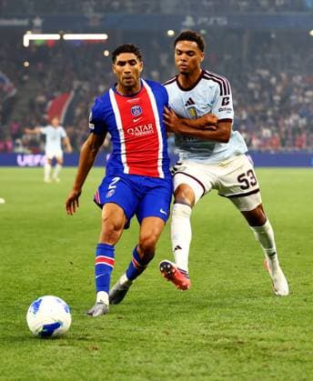 Achraf Hakimi of Paris Saint-Germain and George Hemmings of Aston Villa. Paris St Germain v Aston Villa, UEFA Super Cup Final, Football, Red Bull Arena, Salzburg, Austria - 12 Aug 2026Salzburg Red Bull Arena, Austria  Copyright: xJamesxMarsh Shutterstockx 17064758hl