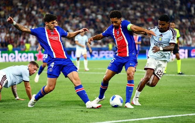 Ian Maatsen of Aston Villa with Marquinhos of Paris Saint-Germain and Lucas Beraldo of Paris Saint-Germain. Paris St Germain v Aston Villa, UEFA Super Cup Final, Football, Red Bull Arena, Salzburg, Austria - 12 Aug 2026Salzburg Red Bull Arena, Austria  Copyright: xJamesxMarsh Shutterstockx 17064758hd