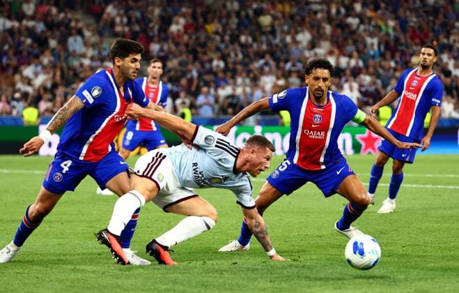 Ross Barkley of Aston Villa and Marquinhos of Paris Saint-Germain. Paris St Germain v Aston Villa, UEFA Super Cup Final, Football, Red Bull Arena, Salzburg, Austria - 12 Aug 2026Salzburg Red Bull Arena, Austria  Copyright: xJamesxMarsh Shutterstockx 17064758he