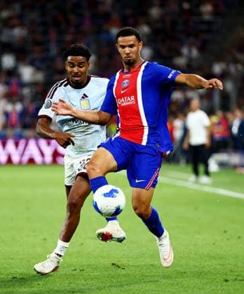 Ian Maatsen of Aston Villa and Warren Zaire-Emery of Paris Saint-Germain. Paris St Germain v Aston Villa, UEFA Super Cup Final, Football, Red Bull Arena, Salzburg, Austria - 12 Aug 2026Salzburg Red Bull Arena, Austria  Copyright: xJamesxMarsh Shutterstockx 17064758hp