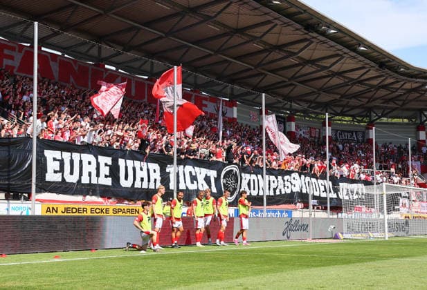 Halle S., 09.08.2026, Leuna-Chemie-Stadion, Fußball Regionalliga NO, Spieltag 4 , HALLESCHER FC vs. CHEMNITZER FC 0:0 , Im Bild: Fans des Halleschen FC fordern KOMPASSMODELL JETZT ! EURE UHR TICKT. ,