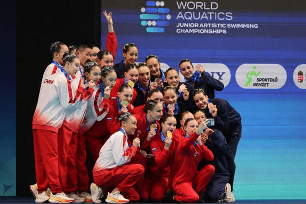 (260813) -- BUDPAEST, Aug. 13, 2026 -- Gold medalists team Russia (C), silver medalists team China (L) and bronze medalists team Spain take a selfie during the awarding ceremony for the Team Technical event of the World Aquatics Junior Artistic Swimming Championships in Budapest, Hungary, on Aug. 12, 2026. (Photo by Xinhua) (SP)HUNGARY-BUDPAEST-ARTISTIC SWIMMING-WORLD JUNIOR CHAMPIONSHIPS-TEAM TECHNICAL AttilaxVolgyi 