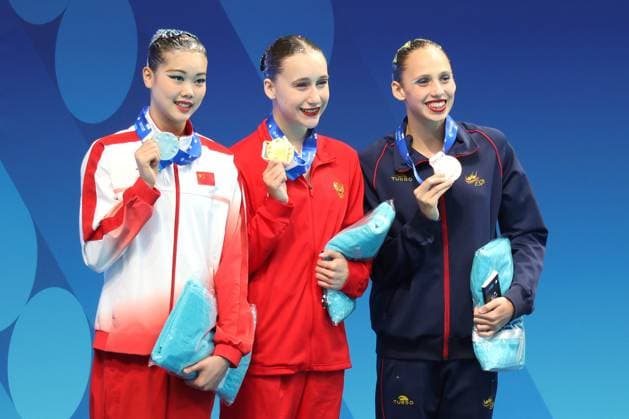 (260813) -- BUDPAEST, Aug. 13, 2026 -- Gold medalist Aleksandra Zavialova (C) of Russia, silver medalist He Zhien (L) of China and bronze medalist Daniela Suarez Fernandez of Spain pose for a photo during the awarding ceremony for the Women s Solo Technical Event of the World Aquatics Junior Artistic Swimming Championships in Budapest, Hungary, on Aug. 12, 2026. (Photo by Xinhua) (SP)HUNGARY-BUDPAEST-ARTISTIC SWIMMING-WORLD JUNIOR CHANPIONSHIPS-WOMEN S SOLO TECHNICAL AttilaxVolgyi 