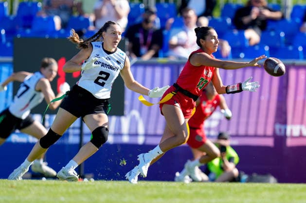 Anne Streil (Germany) und Diana Flores Flores Arenas (Mexico) battle for the ball during the Women s 2026 IFAF Flag Football World Championships group stage match between Mexico v Germany at Flag Football Complex Dusseldorf-Garath on August 13, 2026 in Dusseldorf, Germany. (Photo by Alex Gottschalk DeFodi Images) - *** Anne Streil of Germany and Diana Flores Flores Arenas of Mexico battle for the ball during a group stage match at the 2026 IFAF Women’s Flag Football World Championships between Mexico and Germany at the Flag Football Complex Düsseldorf-Garath on August 13, 2026, in Düsseldorf, Germany. Photo by Alex Gottschalk, DeFodi Images