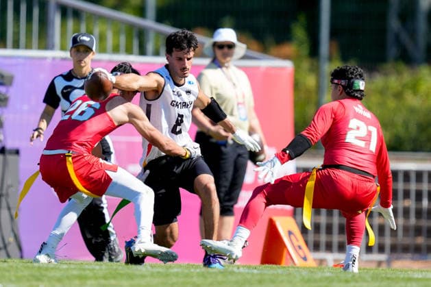 Santiago Vargas Rodriguez (Mexico), Malik Al-Kahlout (Germany) und Javier Alberto Vivian Quintero (Mexico) battle for the ball during the Men s 2026 IFAF Flag Football World Championships group stage match between Mexico v Germany at Flag Football Complex Dusseldorf-Garath on August 13, 2026 in Dusseldorf, Germany. (Photo by Alex Gottschalk DeFodi Images) - *** Santiago Vargas Rodriguez of Mexico, Malik Al Kahlout of Germany, and Javier Alberto Vivian Quintero of Mexico battle for the ball during the group stage match of the 2026 IFAF Men’s Flag Football World Championships between Mexico and Germany at the Flag Football Complex in Düsseldorf-Garath on August 13, 2026 in Düsseldorf, Germany. Photo by Alex Gottschalk, DeFodi Images