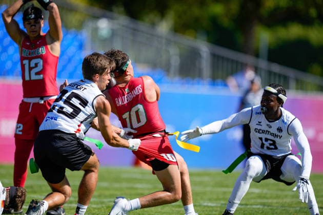 Ramon Emanuel Seifert (Germany), Victor Emmanuel Balderramos Sanchez (Mexico) und Junior Osarhunmen Nkembi-Asel (Germany) battle for the ball during the Men s 2026 IFAF Flag Football World Championships group stage match between Mexico v Germany at Flag Football Complex Dusseldorf-Garath on August 13, 2026 in Dusseldorf, Germany. (Photo by Alex Gottschalk DeFodi Images) - *** Ramon Emanuel Seifert of Germany, Victor Emmanuel Balderramos Sanchez of Mexico, and Junior Osarhunmen Nkembi Asel of Germany battle for the ball during the group stage match of the 2026 IFAF Men’s Flag Football World Championships between Mexico and Germany at the Flag Football Complex in Düsseldorf-Garath on August 13, 2026 in Düsseldorf, Germany. Photo by Alex Gottschalk, DeFodi Images