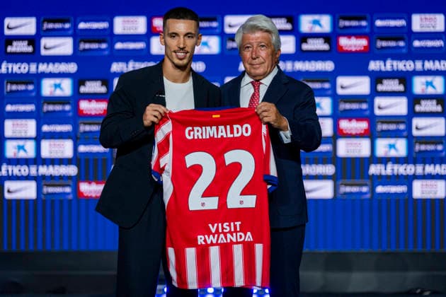 Alejandro Grimaldo unveiling as new player of Atletico de Madrid Alejandro Grimaldo (L) poses for a photo showing the club shirt during his unveiling as new player of Atletico de Madrid with Enrique Cerezo (R), President of Atletico de Madrid, at Estadio Riyadh Air Metropolitano on August 13, 2026 in Madrid, Spain. Madrid Estadio Riyadh Air Metropolitano Madrid Spain Copyright: xAlbertoxGardinx AGardin_20260813_Grimaudo_0017