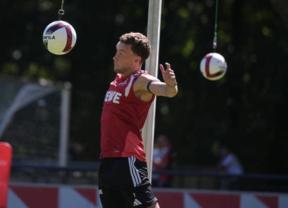 13.08.2026, xophax, Fussball 1.Bundesliga, 1.FC Koeln Training am Geissbockheim. Luca Waldschmidt ( 1. FC Köln ) am Kopfball-Pendel. Kitzbühel *** August 13, 2026, xophax, Soccer, Bundesliga 1, 1. FC Köln Training at Geissbockheim: Luca Waldschmidt of 1. FC Köln practicing header drills in Kitzbühel