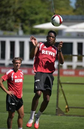13.08.2026, xophax, Fussball 1.Bundesliga, 1.FC Koeln Training am Geissbockheim. Elias Bakatukanda ( 1.FC Köln ) am Kopfball-Pendel . Kitzbühel *** August 13, 2026, xophax, Soccer, Bundesliga 1, 1. FC Köln Training at Geissbockheim, Elias Bakatukanda, 1. FC Köln, Heading Drill, Kitzbühel