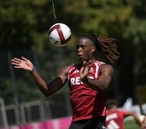 13.08.2026, xophax, Fussball 1.Bundesliga, 1.FC Koeln Training am Geissbockheim. Elias Bakatukanda ( 1.FC Köln ) am Kopfball-Pendel . Kitzbühel *** August 13, 2026, xophax, Soccer, Bundesliga 1, 1. FC Köln Training at Geissbockheim, Elias Bakatukanda, 1. FC Köln, Heading Drill, Kitzbühel