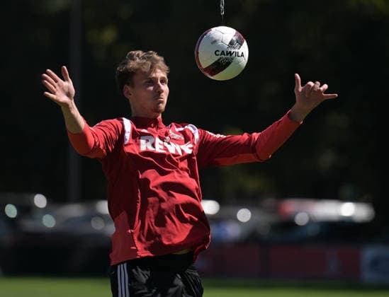 13.08.2026, xophax, Fussball 1.Bundesliga, 1.FC Koeln Training am Geissbockheim. Rav van den Berg ( 1.FC Köln ) am Kopfball-Pendel . Kitzbühel *** August 13, 2026, xophax, Soccer, Bundesliga 1, 1. FC Köln Training at Geissbockheim; Rav van den Berg, 1. FC Köln, Heading Drill, Kitzbühel
