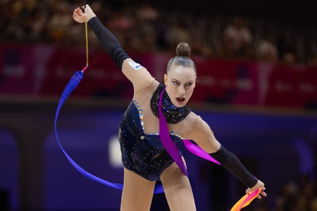 Weltmeisterschaft der Rhythmischen Sportgymnastik Darja Varfolomeev (Deutschland) während ihrer Übung mit dem Band. Weltmeisterschaft der Rhythmischen Sportgymnastik vom 11. bis zum 16. August in der Festhalle in Frankfurt am Main. Qualifikation Tag 2., Frankfurt am Main Hessen Deutschland Festhalle *** World Rhythmic Gymnastics Championships: Darja Varfolomeev of Germany during her ribbon routine. World Rhythmic Gymnastics Championships, August 11–16, at the Festhalle in Frankfurt am Main. Qualification Day 2, Frankfurt am Main, Hesse, Germany, Festhalle