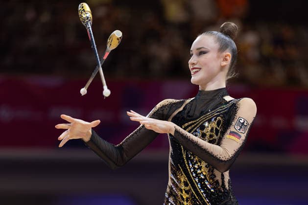 Weltmeisterschaft der Rhythmischen Sportgymnastik Darja Varfolomeev (Deutschland) während ihrer Übung mit den Keulen. Weltmeisterschaft der Rhythmischen Sportgymnastik vom 11. bis zum 16. August in der Festhalle in Frankfurt am Main. Qualifikation Tag 2., Frankfurt am Main Hessen Deutschland Festhalle *** World Rhythmic Gymnastics Championships: Darja Varfolomeev of Germany during her clubs routine. World Rhythmic Gymnastics Championships, August 11–16, at the Festhalle in Frankfurt am Main. Qualifying Round, Day 2, Frankfurt am Main, Hesse, Germany, Festhalle