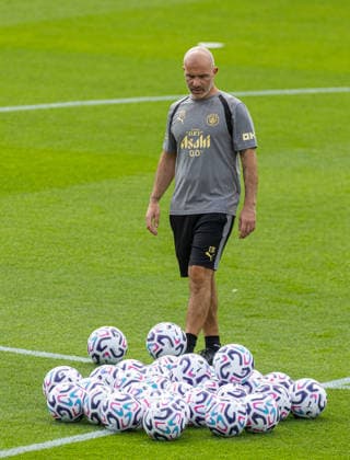 Football - Manchester City Open Training MANCHESTER, ENGLAND - Thursday, August 13, 2026: Manchester City s manager Enzo Maresca during an open training session at the Etihad Campus ahead of the start of the FA Premier League season. (Photo by David Rawcliffe Propaganda) MANCHESTER Etihad Campus GREATER MANCHESTER ENGLAND  Copyright: xDavidxRawcliffex P2026-08-13-Man_City_Open_Training-17