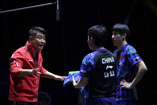 (260813) -- MALMO, Aug. 13, 2026 -- Coach Wang Hao gives instructions to Lin Shidong (C) Wen Ruibo during the men s doubles quarterfinal match between China s Lin Shidong Wen Ruibo and Alexis Lebrun Felix Lebrun of France at the WTT Europe Smash Sweden 2026 in Malmo, Sweden, Aug. 13, 2026. ) (SP)SWEDEN-MALMO Table tennis, Tischtennis WTT EUROPE SMASH 2026-MEN S DOUBLES WengxXinyang 