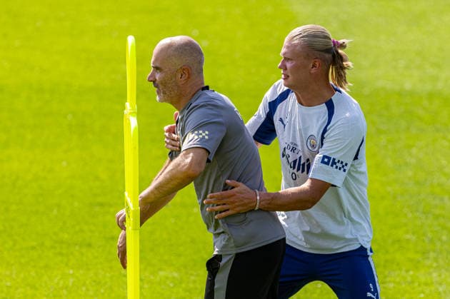 Football - Manchester City Open Training MANCHESTER, ENGLAND - Thursday, August 13, 2026: Manchester City s manager Enzo Maresca (L) and Erling Haaland during an open training session at the Etihad Campus ahead of the start of the FA Premier League season. (Photo by David Rawcliffe Propaganda) MANCHESTER Etihad Campus GREATER MANCHESTER ENGLAND  Copyright: xDavidxRawcliffex P2026-08-13-Man_City_Open_Training-40