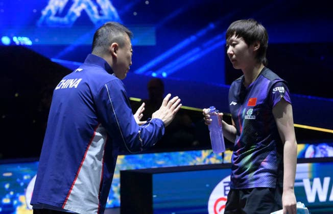 (260813) -- MALMO, Aug. 13, 2026 -- Wang Manyu (R) listens to coach Ma Lin during the women s singles round of 32 match between Wang Manyu of China and Chien Tung-Chuan of Chinese Taipei at the WTT Europe Smash Sweden 2026 in Malmo, Sweden, Aug. 13, 2026. ) (SP)SWEDEN-MALMO Table tennis, Tischtennis WTT EUROPE SMASH 2026-WOMEN S SINGLES WengxXinyang 