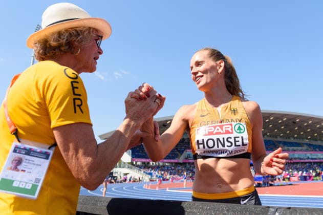 BIRMINGHAM, GREAT BRITAIN - August 13: Christina Honsel (Germany) and her coach during the high jump qualification during the European Athletics Championships 2026 at Alexander Stadium in Birmingham, Great Britain (Photo by Sven Beyrich Sports Press Photo)  Copyright: xSvenxBeyrich SportsxPressxPhotox Sportspressphoto_SPR205460