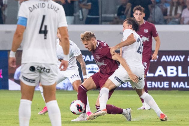SOCCER - UEFA EL, Pafos vs RBS LIMASSOL,CYPRUS,13.AUG.26 - SOCCER - UEFA Europa League, qualification, Pafos FC vs Red Bull Salzburg. Image shows Yorbe Vertessen (RBS) and Ivan Sunjic (Pafos).  GEPAxpictures xXenophonxKarakalo