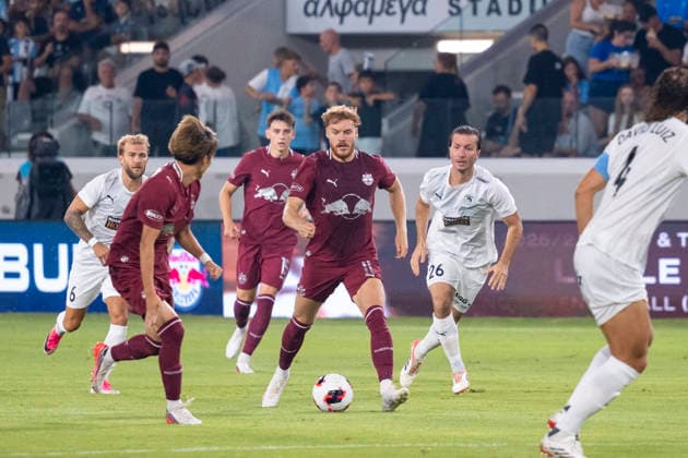SOCCER - UEFA EL, Pafos vs RBS LIMASSOL,CYPRUS,13.AUG.26 - SOCCER - UEFA Europa League, qualification, Pafos FC vs Red Bull Salzburg. Image shows Yorbe Vertessen (RBS) and Ivan Sunjic (Pafos).  GEPAxpictures xXenophonxKarakalo