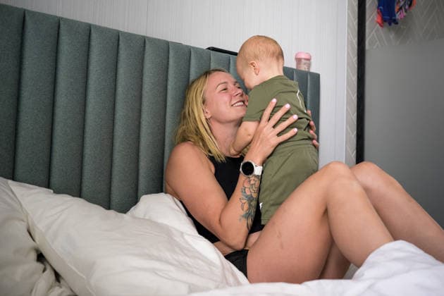 260813 Swedish swimmer Sarah Sjöström with her son Adrian in her hotel room during day 14 of the 2026 European Aquatics Championships on August 13, 2026 in Saint-Denis. Sarah Sjöström is back competing at her first championship after giving birth on August 26, 2025, with an eye on competing at the 2028 Olympic Games, Olympische Spiele, Olympia, OS in Los Angeles, which would be her sixth straight appearance at the Games after making her debut in 2008. Photo: Joel Marklund BILDBYRAN kod JM JM0842 bbeng simning swimming svomming 2026 european aquatics championships em *** August 13, 2026: Swedish swimmer Sarah Sjöström with her son Adrian in her hotel room on day 14 of the 2026 European Aquatics Championships in Saint-Denis, 2026 in Saint-Denis. Sarah Sjöström is back competing in her first championship since giving birth on August 26, 2025, with her sights set on competing at the 2028 Olympic Games in Los Angeles, which would mark her sixth consecutive appearance at the Games following her debut in 2008. Photo: Joel Marklund, BILDBYRAN, code JM JM0842 bbeng swimming 2026 European Aquatics Championships EM  Copyright: JOELxMARKLUND BB260813JM178
