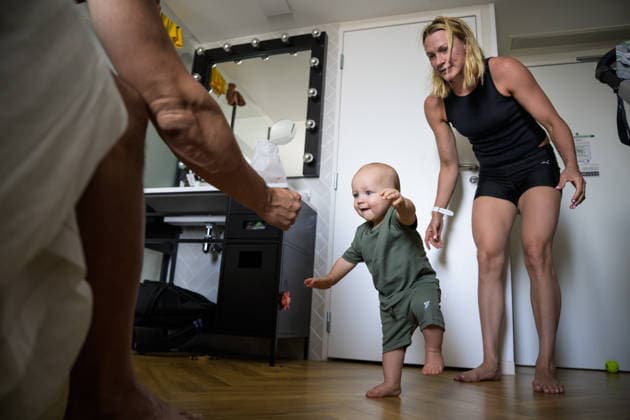 260813 Swedish swimmer Sarah Sjöström and her husband Johan de Jong Skierus with their son Adrian, who takes his first steps on this day, in their hotel room during day 14 of the 2026 European Aquatics Championships on August 13, 2026 in Saint-Denis. Sarah Sjöström is back competing at her first championship after giving birth on August 26, 2025, with an eye on competing at the 2028 Olympic Games, Olympische Spiele, Olympia, OS in Los Angeles, which would be her sixth straight appearance at the Games after making her debut in 2008. Photo: Joel Marklund BILDBYRAN kod JM JM0842 bbeng simning swimming svomming 2026 european aquatics championships em *** August 13, 2026: Swedish swimmer Sarah Sjöström and her husband Johan de Jong Skierus with their son Adrian, who takes his first steps on this day, in their hotel room on day 14 of the 2026 European Aquatics Championships on August 13, 2026 in Saint-Denis. Sarah Sjöström is back competing in her first championship since giving birth on August 26, 2025, with her sights set on competing at the 2028 Olympic Games in Los Angeles, which would mark her sixth consecutive appearance at the Games following her debut in 2008. Photo: Joel Marklund, BILDBYRAN. Code: JM JM0842 bbeng swimming 2026 European Aquatics Championships EM  Copyright: JOELxMARKLUND BB260813JM180