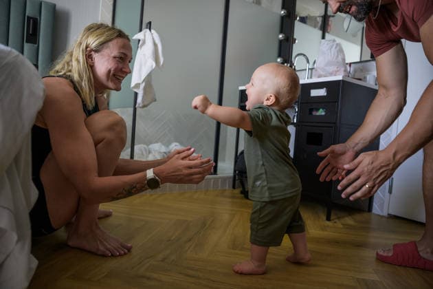 260813 Swedish swimmer Sarah Sjöström and her husband Johan de Jong Skierus with their son Adrian, who takes his first steps on this day, in their hotel room during day 14 of the 2026 European Aquatics Championships on August 13, 2026 in Saint-Denis. Sarah Sjöström is back competing at her first championship after giving birth on August 26, 2025, with an eye on competing at the 2028 Olympic Games, Olympische Spiele, Olympia, OS in Los Angeles, which would be her sixth straight appearance at the Games after making her debut in 2008. Photo: Joel Marklund BILDBYRAN kod JM JM0842 bbeng simning swimming svomming 2026 european aquatics championships em *** August 13, 2026: Swedish swimmer Sarah Sjöström and her husband Johan de Jong Skierus with their son Adrian, who takes his first steps on this day, in their hotel room on day 14 of the 2026 European Aquatics Championships on August 13, 2026 in Saint-Denis. Sarah Sjöström is back competing in her first championship since giving birth on August 26, 2025, with her sights set on competing at the 2028 Olympic Games in Los Angeles, which would mark her sixth consecutive appearance at the Games following her debut in 2008. Photo: Joel Marklund, BILDBYRAN. Code: JM JM0842 bbeng swimming 2026 European Aquatics Championships EM  Copyright: JOELxMARKLUND BB260813JM182