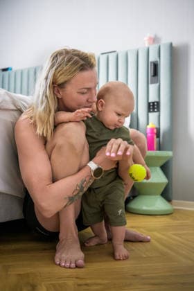 260813 Swedish swimmer Sarah Sjöström with her son Adrian in her hotel room during day 14 of the 2026 European Aquatics Championships on August 13, 2026 in Saint-Denis. Sarah Sjöström is back competing at her first championship after giving birth on August 26, 2025, with an eye on competing at the 2028 Olympic Games, Olympische Spiele, Olympia, OS in Los Angeles, which would be her sixth straight appearance at the Games after making her debut in 2008. Photo: Joel Marklund BILDBYRAN kod JM JM0842 bbeng simning swimming svomming 2026 european aquatics championships em *** August 13, 2026: Swedish swimmer Sarah Sjöström with her son Adrian in her hotel room on day 14 of the 2026 European Aquatics Championships in Saint-Denis, 2026 in Saint-Denis. Sarah Sjöström is back competing in her first championship since giving birth on August 26, 2025, with her sights set on competing at the 2028 Olympic Games in Los Angeles, which would mark her sixth consecutive appearance at the Games following her debut in 2008. Photo: Joel Marklund, BILDBYRAN. Code: JM JM0842 bbeng swimming 2026 European Aquatics Championships EM  Copyright: JOELxMARKLUND BB260813JM183