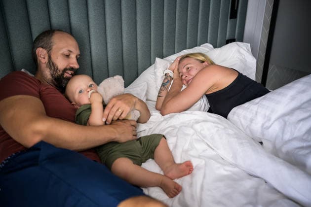 260813 Swedish swimmer Sarah Sjöström and her husband Johan de Jong Skierus with their son Adrian in their hotel room during day 14 of the 2026 European Aquatics Championships on August 13, 2026 in Saint-Denis. Sarah Sjöström is back competing at her first championship after giving birth on August 26, 2025, with an eye on competing at the 2028 Olympic Games, Olympische Spiele, Olympia, OS in Los Angeles, which would be her sixth straight appearance at the Games after making her debut in 2008. Photo: Joel Marklund BILDBYRAN kod JM JM0842 bbeng simning swimming svomming 2026 european aquatics championships em *** August 13, 2026: Swedish swimmer Sarah Sjöström and her husband Johan de Jong Skierus with their son Adrian in their hotel room on day 14 of the 2026 European Aquatics Championships on August 13, 2026 in Saint-Denis. Sarah Sjöström is back competing in her first championship since giving birth on August 26, 2025, with her sights set on competing at the 2028 Olympic Games in Los Angeles, which would mark her sixth consecutive appearance at the Games following her debut in 2008. Photo: Joel Marklund, BILDBYRAN. Code: JM JM0842 bbeng swimming 2026 European Aquatics Championships EM  Copyright: JOELxMARKLUND BB260813JM188