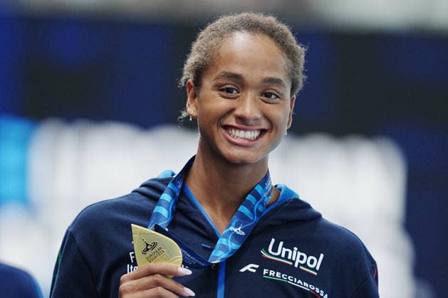 Sara Curtis from Italy gold medal on the podium after Women s 50-meter backstroke final at the Swimming European Aquatics Championships Paris 2026, Paris, August 13 2026 .  Copyright: xGianxMattiaxD Alberto LaPressex