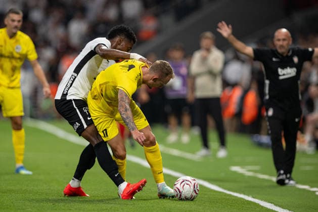 Besiktas v Hradec Kralove - UEFA Europa League ISTANBUL, TURKIYE - AUGUST 13: Amir Murillo (L) of Besiktas in action against Ondrej Mihalik (17) of Hradec Kralove during the UEFA Europa League third qualifying round second-leg match between Besiktas and Hradec Kralove at Tupras Stadium in Istanbul, Turkiye on August 13, 2026. Celal Gunes Anadolu Istanbul Turkey. Editorial use only. Please get in touch for any other usage.  Copyright: x2026xAnadoluxCelalxGunesx