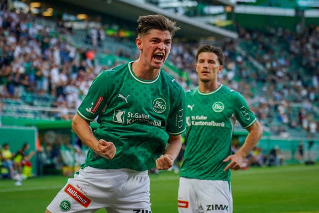 Fussball: Schweiz: UEFA Conference League 2026 27, Qualifikation, 3. Runde, Rückspiel, 13.08.2026 - FC St. Gallen 1879 (Schweiz) vs. Sheriff Tiraspol (Republik Moldau) - Berit Sitterstadion (St. Gallen): Tor und Torjubel zum 1:0 durch Diego Besio (St. Gallen, 31) Freude, Emotionen, Jubel *** Soccer Switzerland UEFA Conference League 2026–27, Qualifying Round, Round 3, Second Leg, August 13, 2026, FC St. Gallen 1879 (Switzerland) vs. Sheriff Tiraspol (Republic of Moldova), Berit Sitter Stadium, St. Gallen, Goal and celebration of the 1–0 goal by Diego Besio (St. Gallen), 31, Joy, Emotions, Cheering Copyright: xJOERANxSTEINSIEKx