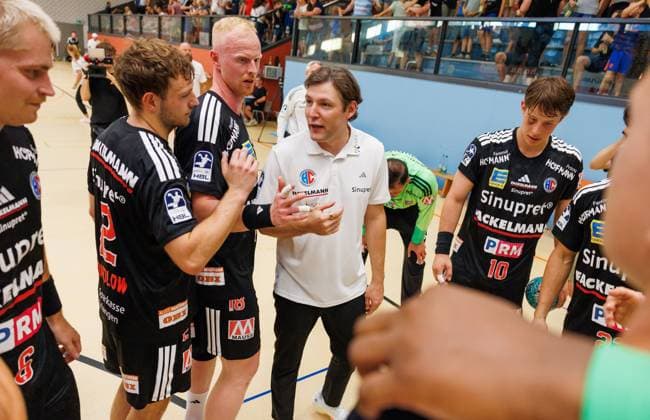 13.08.2026 - Handball - Saison 2026 2027 - Testspiel - Freundschaftsspiel : HC Erlangen HCE - SG BBM Bietigheim - DaMa - xdaxmax - Johannes Sellin ( Trainer HC Erlangen HCE ) spricht nach Spielende zu Mannschaft Team *** August 13, 2026 Handball Season 2026–2027 Exhibition Game Friendly Match HC Erlangen HCE vs. SG BBM Bietigheim Women s Team xdaxmax Johannes Sellin, coach of HC Erlangen HCE, speaks to the team after the game