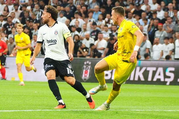 ISTANBUL, TURKEY - AUGUST 13: Orkun Kokcu (L)of Besiktas and Samuel Dancak (R) of Hradec Kralove during the UEFA Europa League 2026 27 third qualifying round second leg match between Besiktas JK and Hradec Kralove at Besiktas Park on August 13, 2026 in Istanbul, Turkey. Istanbul Besiktas Turkey Copyright: xSeskimphotox Besiktas-Hradec-1308 (14)