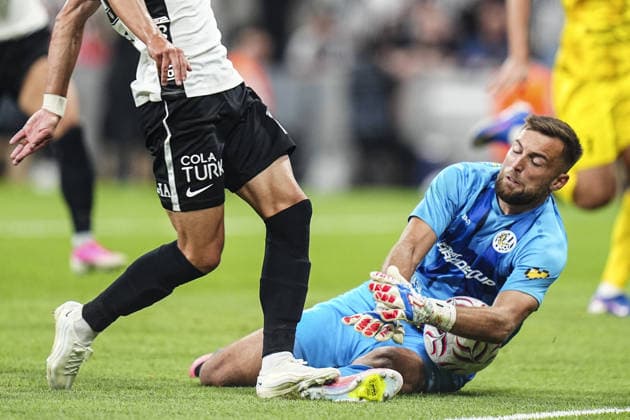 Besiktas v Hradec Kralove - UEFA Europa League ISTANBUL, TURKIYE - AUGUST 13: Besiktas player Vaclav Cerny (L) and Hradec Kralove player Adam Zadrazil (R) compete for the ball during the UEFA Europa League third qualifying round second-leg match between Besiktas and Hradec Kralove at Tupras Stadium in Istanbul, Turkiye on August 13, 2026. Agit Erdi Ulukaya Anadolu Istanbul Turkey. Editorial use only. Please get in touch for any other usage.  Copyright: x2026xAnadoluxAgitxErdixUlukayax