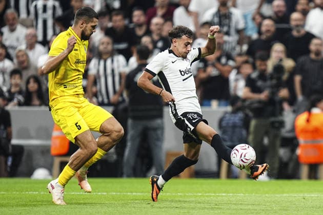 Besiktas v Hradec Kralove - UEFA Europa League ISTANBUL, TURKIYE - AUGUST 13: Besiktas player Ilhan Fakili (R) and Hradec Kralove player Filip Cihak (5) compete for the ball during the UEFA Europa League third qualifying round second-leg match between Besiktas and Hradec Kralove at Tupras Stadium in Istanbul, Turkiye on August 13, 2026. Agit Erdi Ulukaya Anadolu Istanbul Turkey. Editorial use only. Please get in touch for any other usage.  Copyright: x2026xAnadoluxAgitxErdixUlukayax