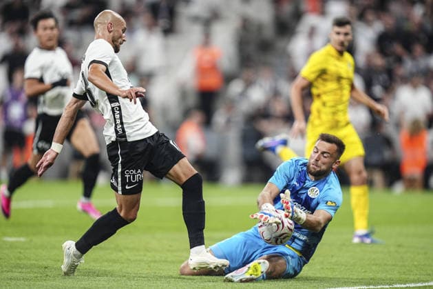 Besiktas v Hradec Kralove - UEFA Europa League ISTANBUL, TURKIYE - AUGUST 13: Besiktas player Vaclav Cerny (L) and Hradec Kralove player Adam Zadrazil (R) compete for the ball during the UEFA Europa League third qualifying round second-leg match between Besiktas and Hradec Kralove at Tupras Stadium in Istanbul, Turkiye on August 13, 2026. Agit Erdi Ulukaya Anadolu Istanbul Turkey. Editorial use only. Please get in touch for any other usage.  Copyright: x2026xAnadoluxAgitxErdixUlukayax
