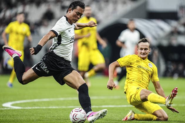 Besiktas v Hradec Kralove - UEFA Europa League ISTANBUL, TURKIYE - AUGUST 13: Besiktas player Hyeon-Gyu Oh (L) and Hradec Kralove player Frantisek Cech (R) compete for the ball during the UEFA Europa League third qualifying round second-leg match between Besiktas and Hradec Kralove at Tupras Stadium in Istanbul, Turkiye on August 13, 2026. Agit Erdi Ulukaya Anadolu Istanbul Turkey. Editorial use only. Please get in touch for any other usage.  Copyright: x2026xAnadoluxAgitxErdixUlukayax