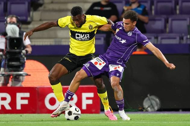 13.August.2026 - SOCCER - 2026 27 UEFA Conference League, Third Qualifying Round, 2nd Leg, FK Austria Wien vs Beitar Jerusalem Johnbosco Kalu (Beitar Jerusalem) and Daniel Nnodim (Austria Wien) in one-on-one Vienna Franz-Horr-Stadion (Generali-Arena) Vienna Austria Copyright: xYigitxOermex xPsxImagesxYigitxOermex xPsxImagesx