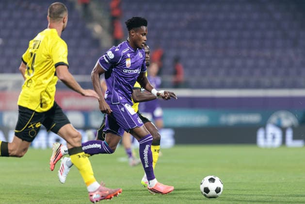 SOCCER - UEFA ECL, A.Wien vs Beita VIENNA,AUSTRIA,13.AUG.26 - SOCCER - UEFA Conference League, qualification, FK Austria Wien vs Beitar Jerusalem. Image shows Luka Gadrani (Beitar), Kelvin Boateng (A.Wien) and Boris Takang (Beitar).  GEPAxpictures xArminxRauthner