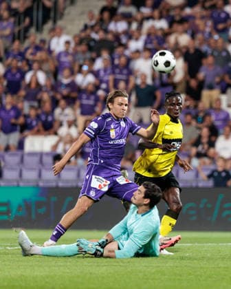 SOCCER - UEFA ECL, A.Wien vs Beita VIENNA,AUSTRIA,13.AUG.26 - SOCCER - UEFA Conference League, qualification, FK Austria Wien vs Beitar Jerusalem. Image shows Julian Hettwer (A.Wien), Miguel Silva and Nana Antwi (Beitar).  GEPAxpictures xArminxRauthner