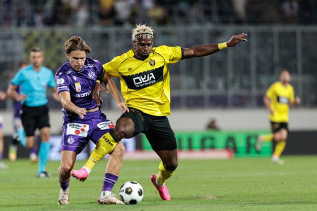 SOCCER - UEFA ECL, A.Wien vs Beita VIENNA,AUSTRIA,13.AUG.26 - SOCCER - UEFA Conference League, qualification, FK Austria Wien vs Beitar Jerusalem. Image shows Julian Hettwer (A.Wien) and Brayan Carabali (Beitar).  GEPAxpictures xArminxRauthner