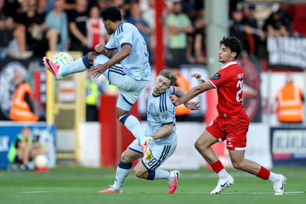 UEFA Conference League Third Qualifying Round Second Leg, Tolka Park, Dublin 13 8 2026 Shelbourne vs Ajax Ajax s Owen Wijndal and Oliver Edvardsen with Rodrigo Freitas of Shelbourne Owen Wijndal and Oliver Edvardsen with Rodrigo Freitas 13 8 2026  Copyright: xLaszloxGeczox LG_13-08-2026_002433